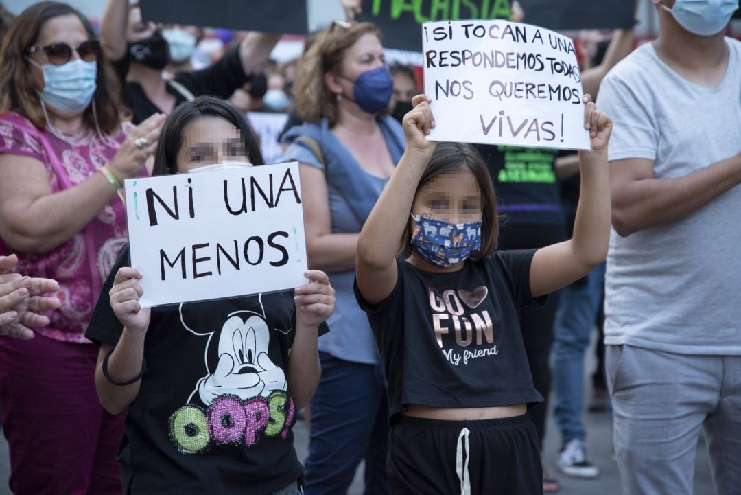 Dos niñas, participan en una concentración feminista