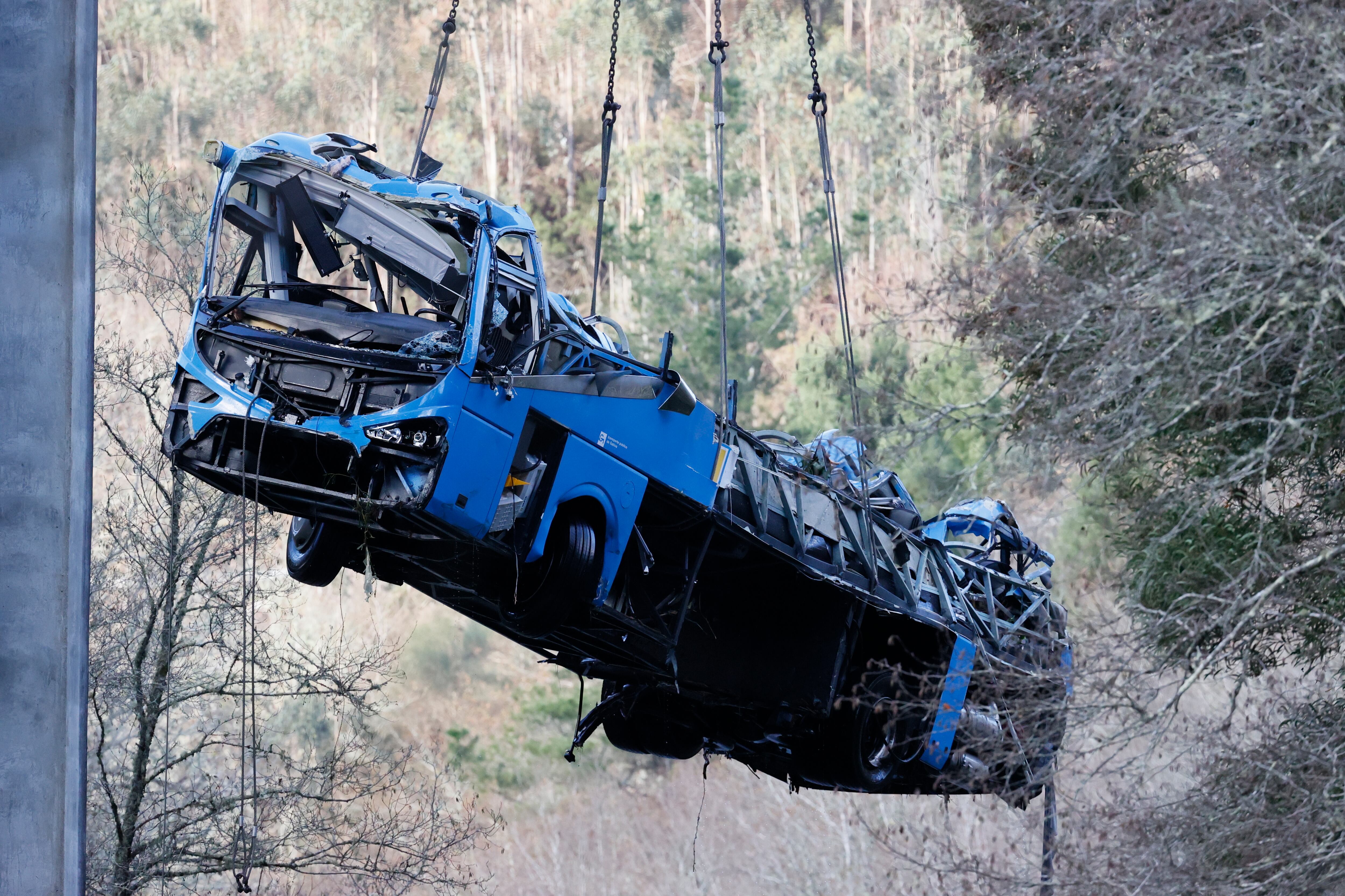 CERDEDO-COTOBADE (PONTEVEDRA), 27/12/2022.- Momento del izado, desde el río Lérez, del autobús que la pasada Nochebuena se accidentó en Cerdedo-Cotobade (Pontevedra) con el saldo de siete fallecidos y dos supervivientes. EFE/ Lavandeira
