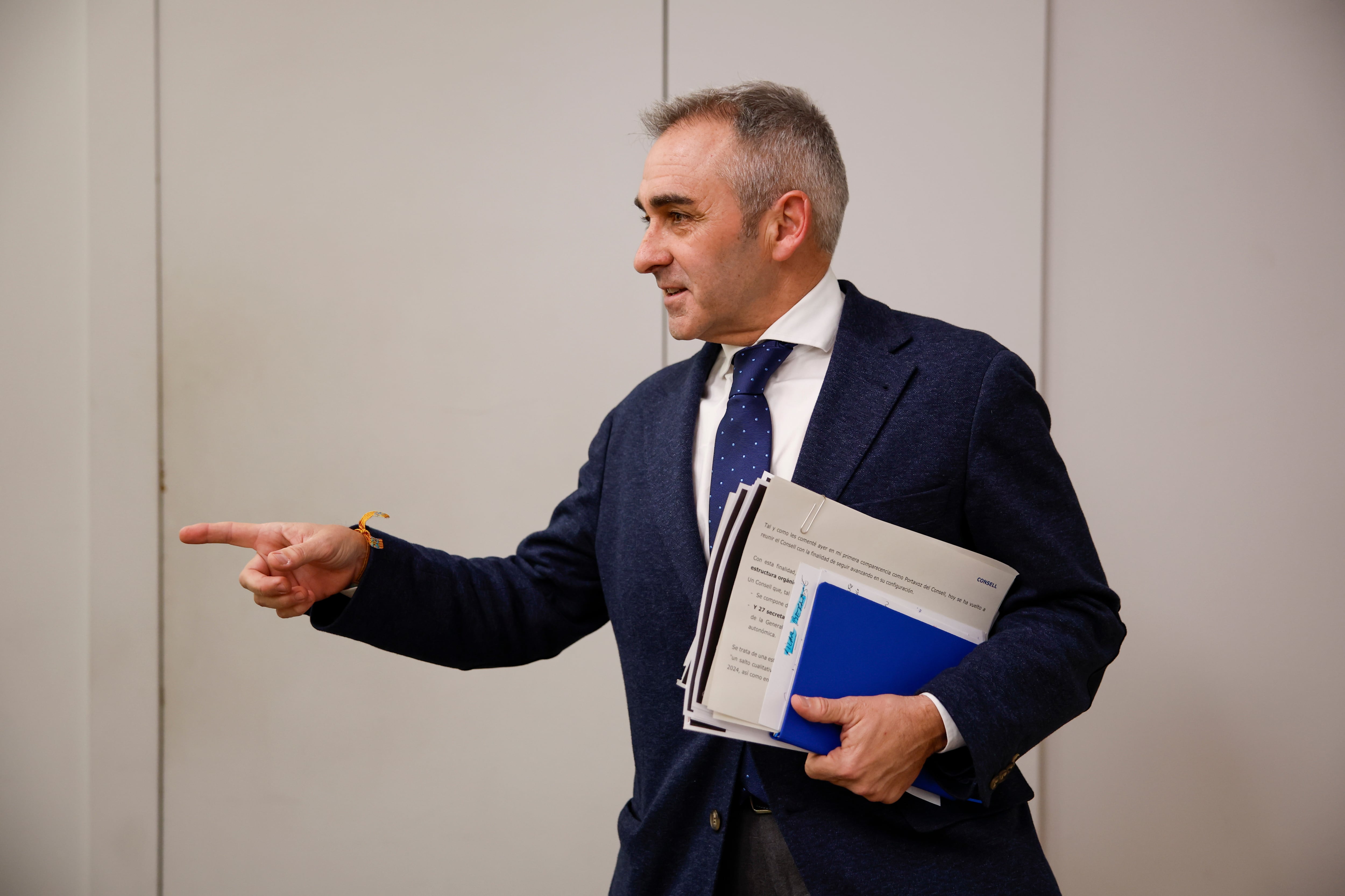 GRAFCVA1064. VALENCIA, 05/12/2025.- El portavoz del nuevo Consell, Miguel Barrachina, a su llegada a la rueda de prensa posterior a la reunión del consell para aprobar nombramientos del llamado 'segundo escalón' del Gobierno valenciano. EFE/Biel Aliño