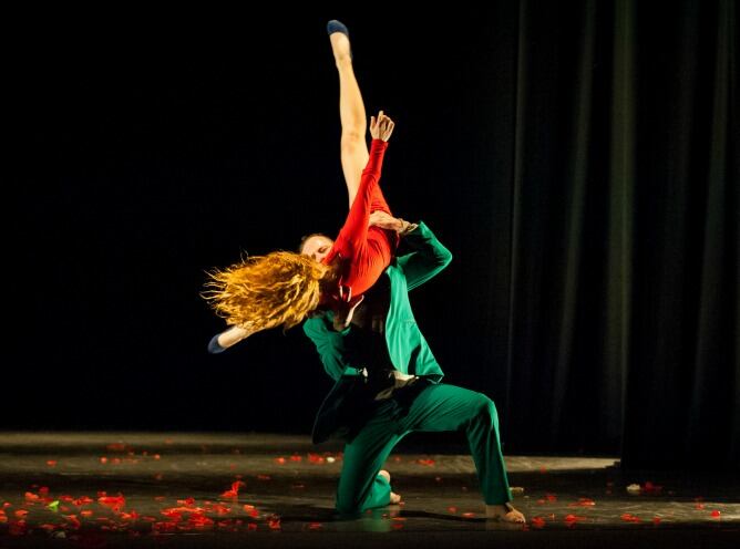 El bailarín Chevi Muraday y la actriz Marta Etura protagonizan el montaje 'Return' en las Naves del Español.