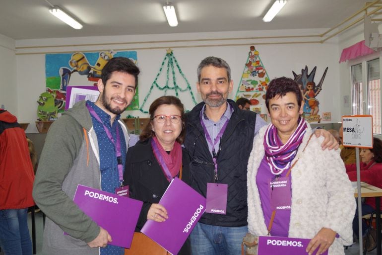 María José Aguilar, primera por la derecha, durante las pasadas elecciones generales