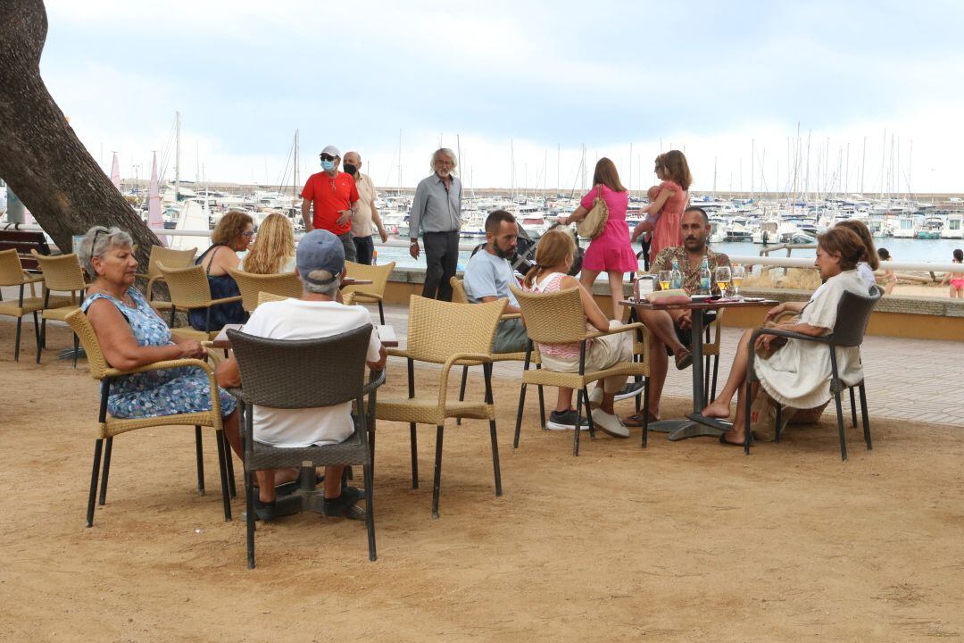 Una terrassa del passeig de Sant Feliu de Guíxols aquest estiu
