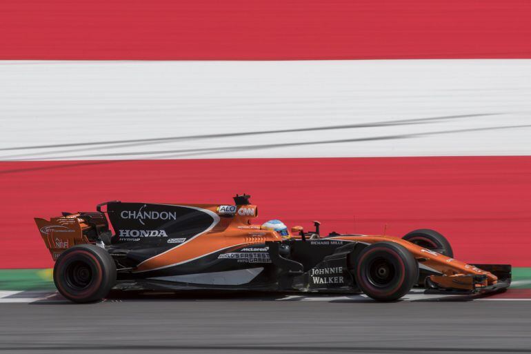 Fernando Alonso en su MCL32 durante los entrenamientos libres del Gran Premio de Austria.