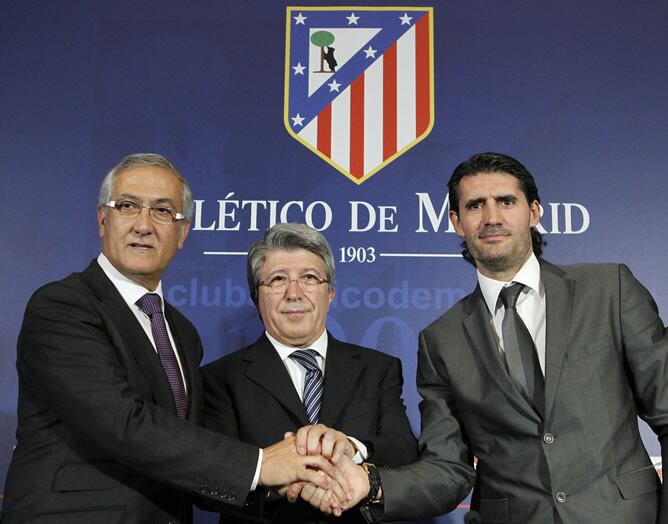 El técnico Gregorio Manzano, junto al presidente del Atlético de Madrid, Enrique Cerezo, y el director deportivo rojiblanco, José Luis Pérez Caminero, durante su presentación como nuevo entrenador del Atlético de Madrid