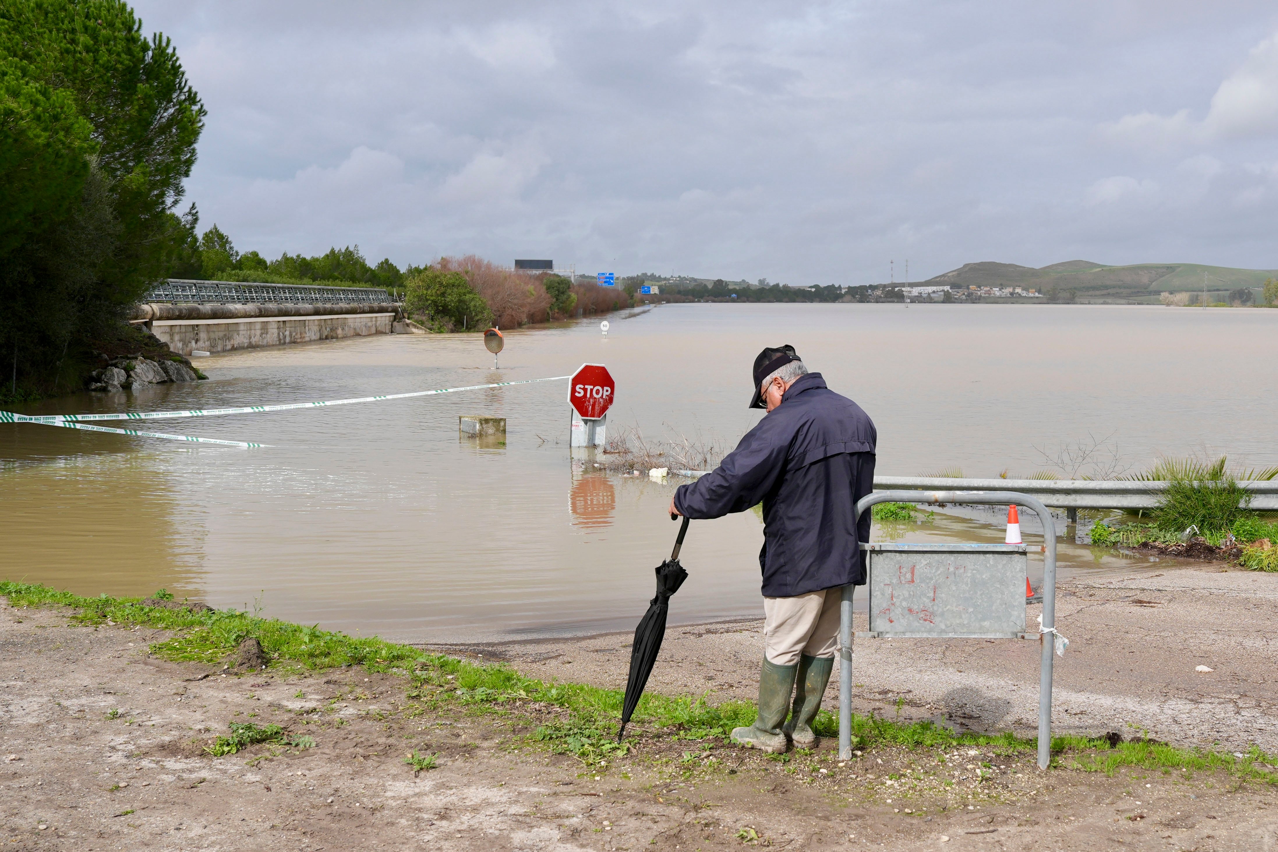 La zona rural de las Pachecas en Jerez de la Frontera (Cádiz) es una de las zonas más afectadas por el desbordamiento del río Guadalete. EFE/Roman Ríos