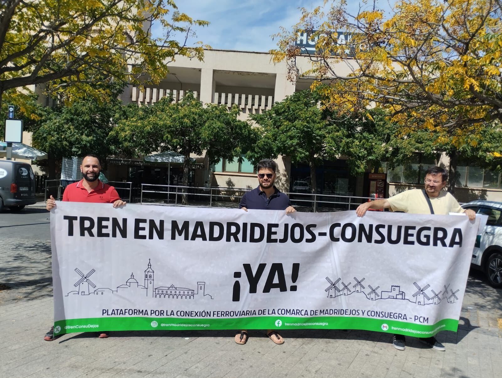 Responsables políticos y de la plataforma que han presentado la propuesta este jueves en Jaén.