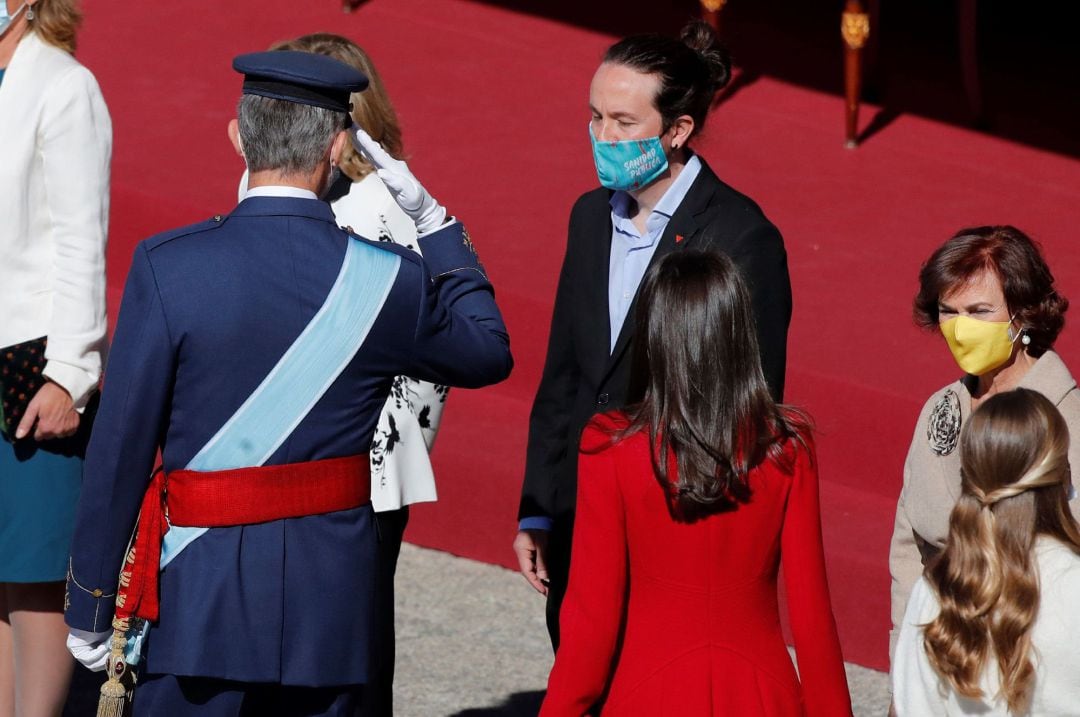 El rey Felipe saluda al vicepresidente segundo del Gobierno, Pablo Iglesias.