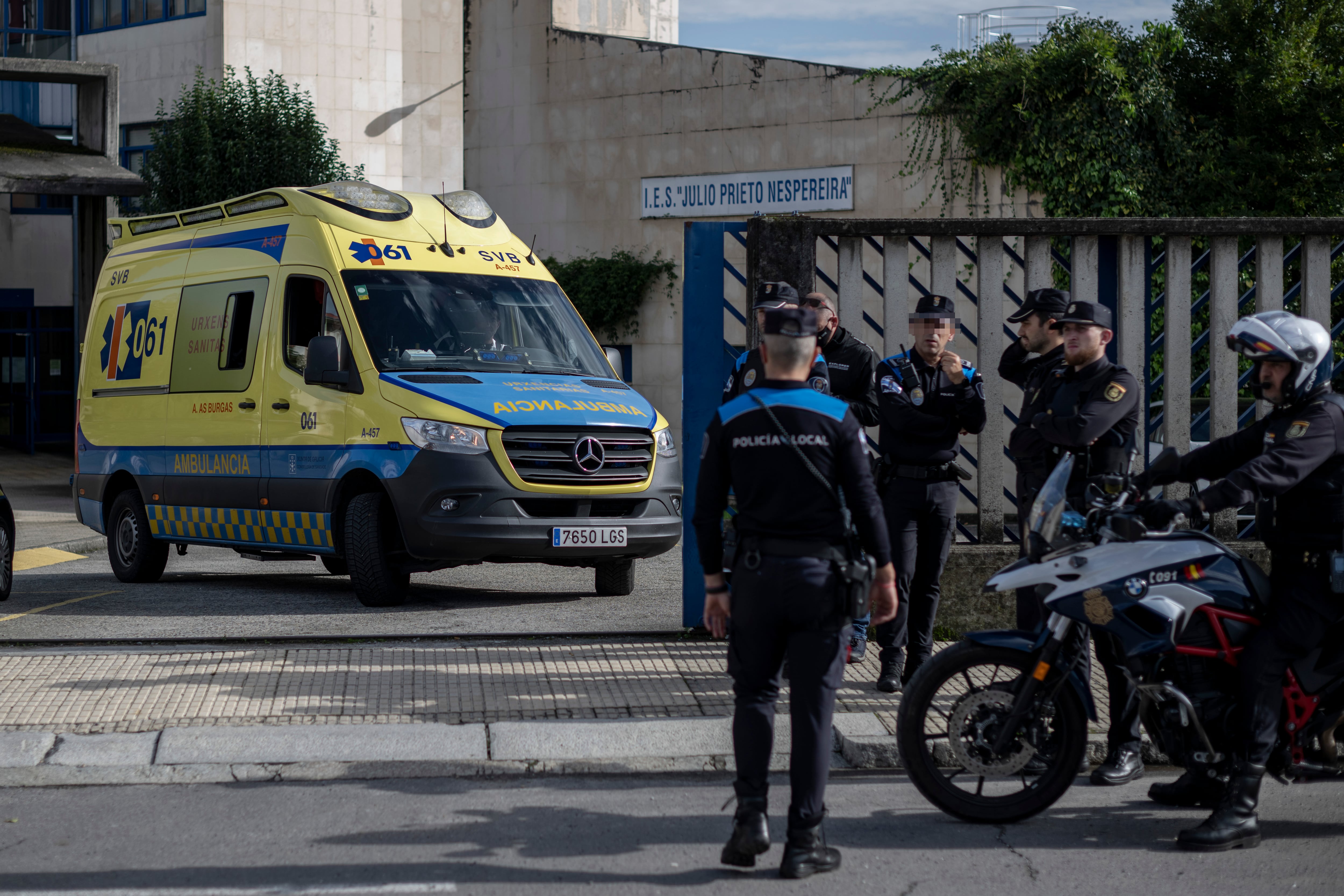 Efectivos de la Policía Local y de la Policía Nacional montan guardia en la puerta de entrada del instituto Julio Prieto Nespereira, donde ha fallecido un estudiante al caerse un muro este miércoles en Orense. EFE/ Brais Lorenzo