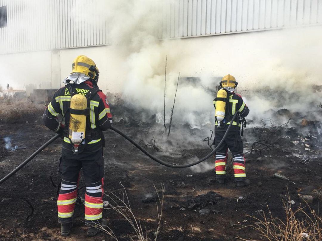 Bomberos del Consorcio de Seguridad y Emergencias de Lanzarote sofocando un incendio.