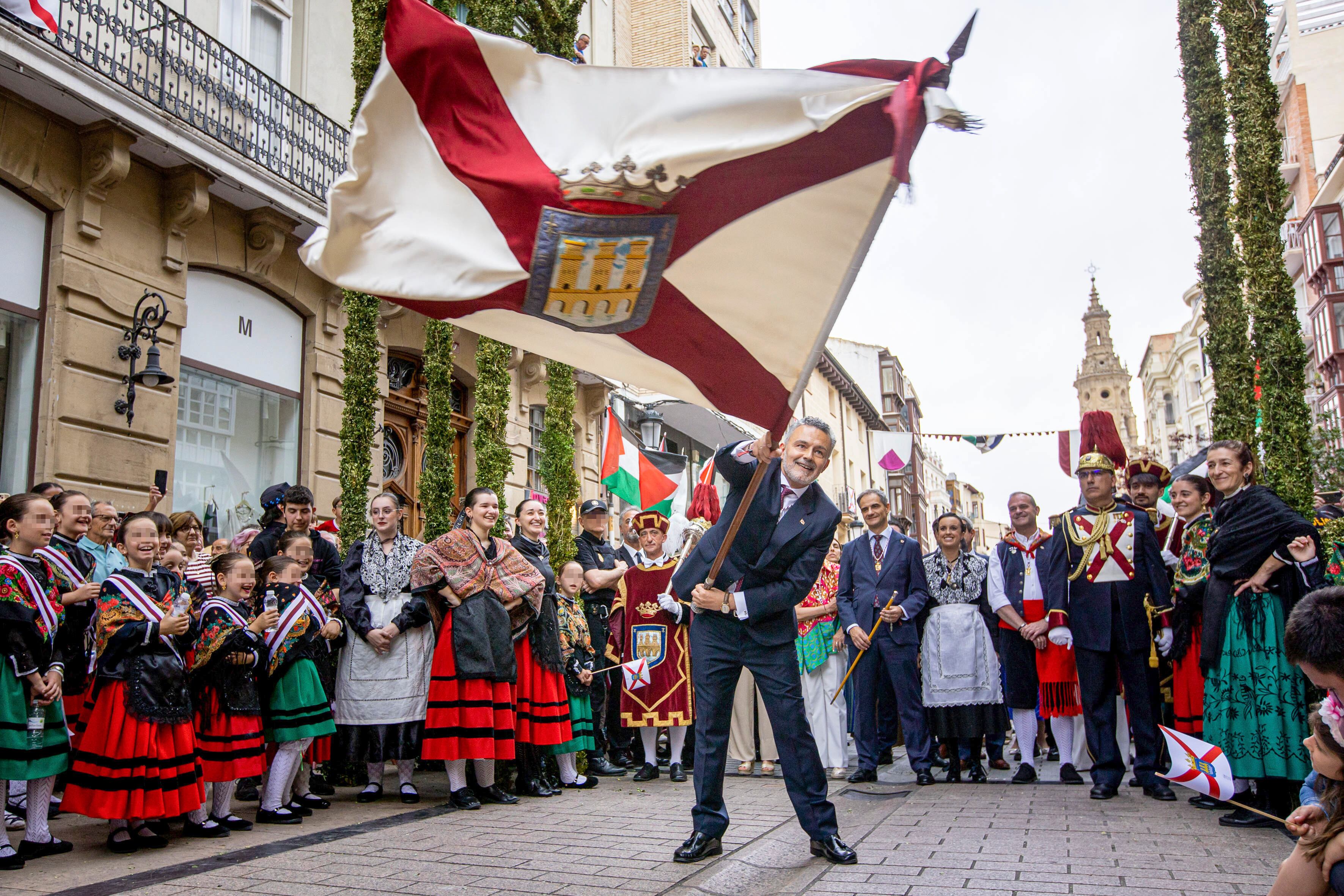 LOGROÑO 11/06/2025.- El alcalde de Logroño, Conrado Escobar, ha dedicado este miércoles, fiesta de San Bernabé, el primero banderazo, frente al Arco de San Bernabé, "a los niños y niñas que hoy están aquí". EFE/Raquel Manzanares