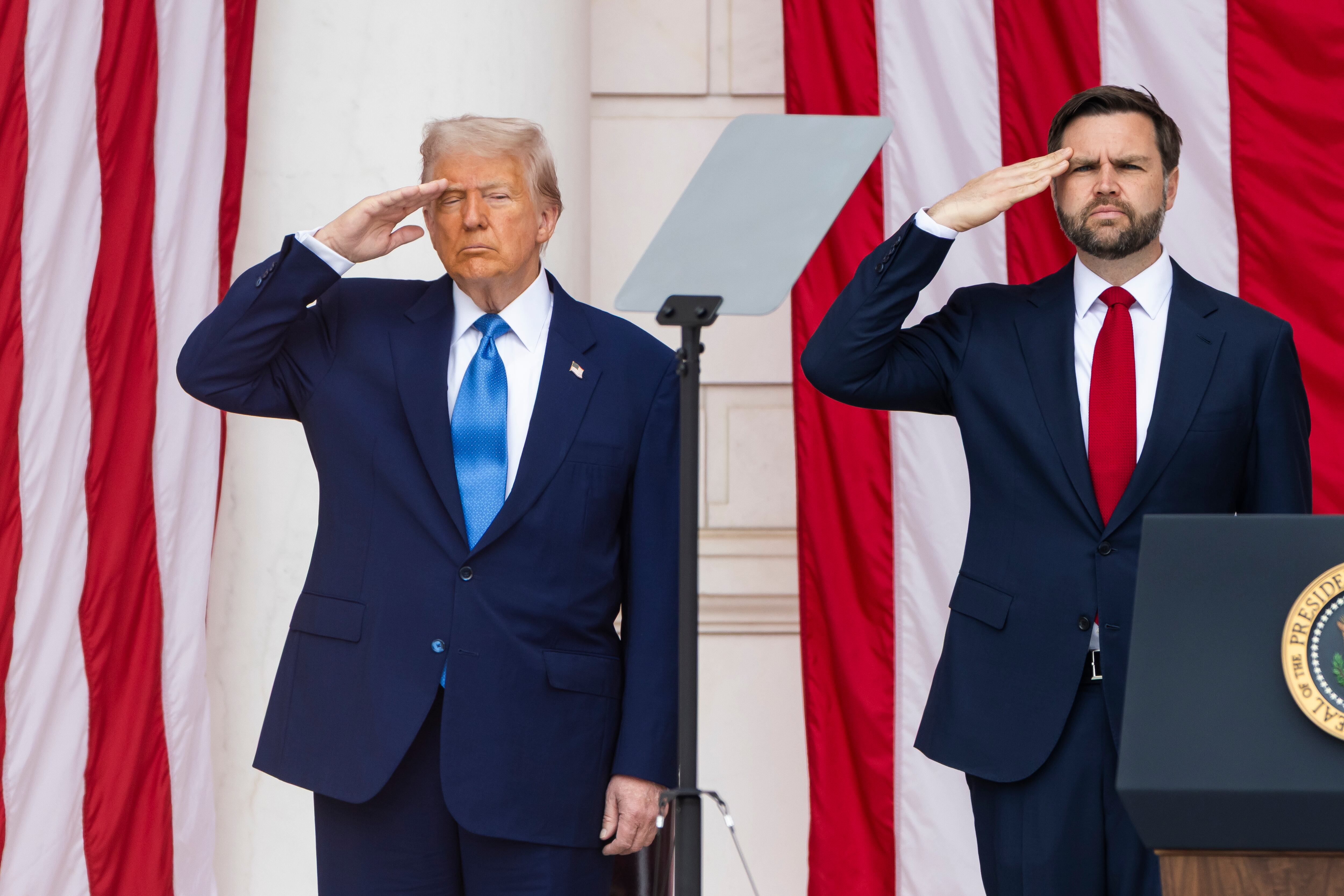 El Presidente de los Estados Unidos, Donald J. Trump (i), y el Vicepresidente, JD Vance (d), hacen el saludo durante un acto con motivo del Día de los Caídos en el Cementerio Nacional de Arlington, en el estado de Virginia.