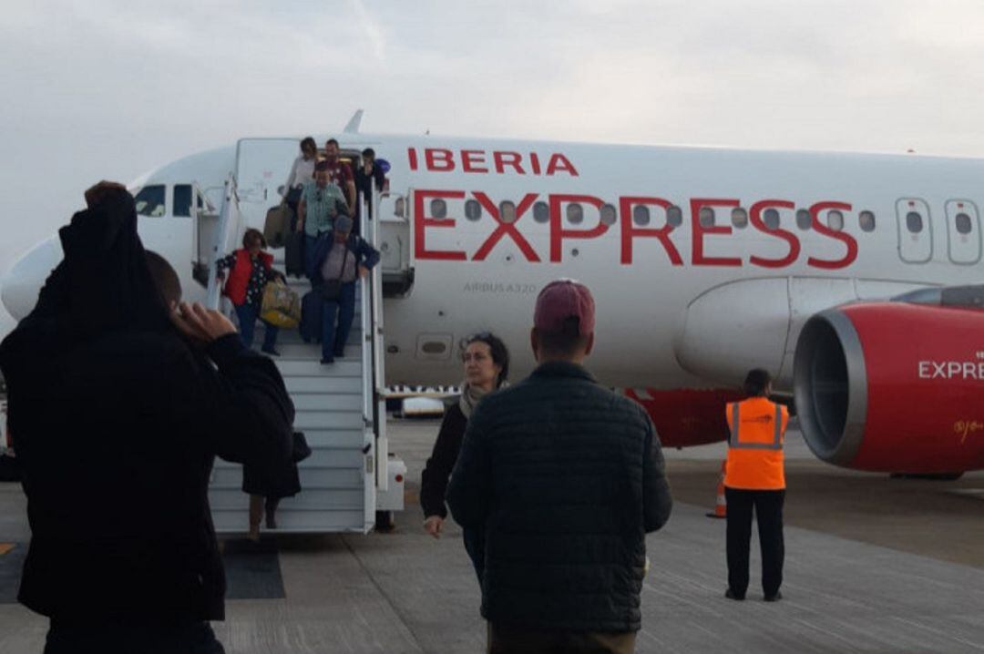 Evacuación de los pasjaeros del Lanzarote-Madrid.