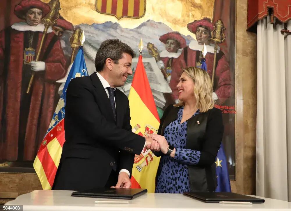 El president de la Generalitat, Carlos Mazón, junto a la presidenta de la Diputación de Castellón, Marta Barrachina.