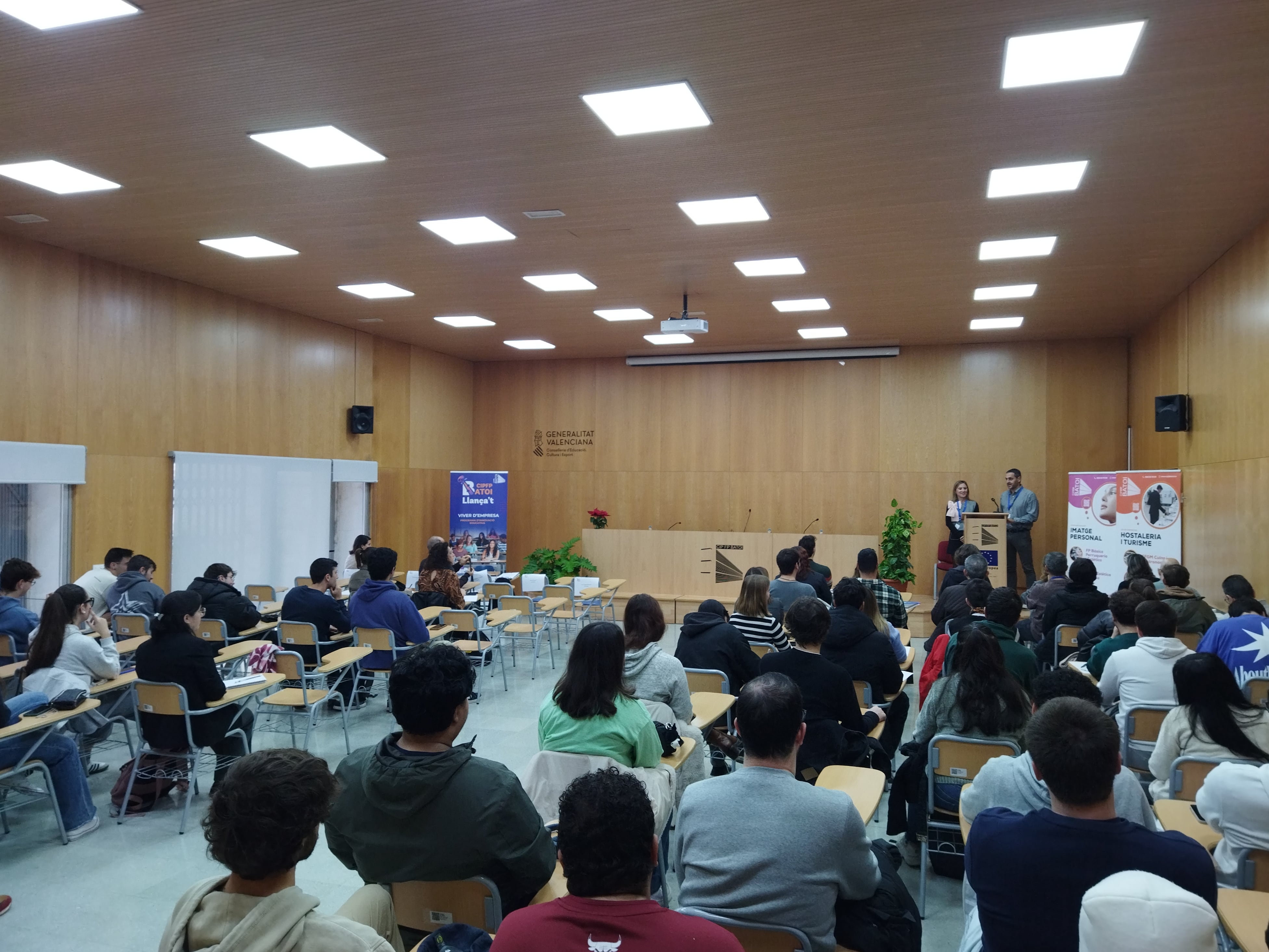 Gloria Muñoz i David Montava, de la Direcció General de Formació Professional, presentant Llança&#039;t en el CIP FP Batoi d&#039;Alcoi.