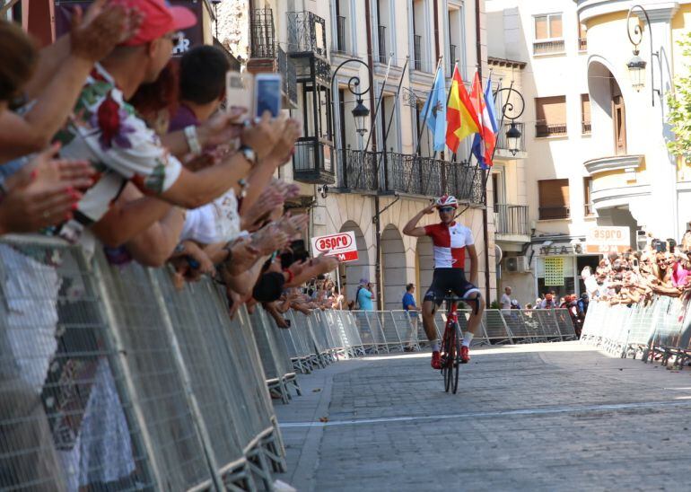 El ciclista arandino del MMR, Mario Aparicio, entre victorioso en la línea de meta de la Plaza Mayor con el maillot de mejor castellano y leonés de la prueba.