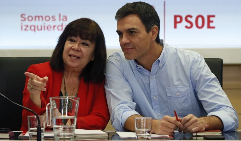 La presidenta del PSOE, Cristina Narbona, junto a Pedro Sánchez durante una reunión de la Ejecutiva del partido