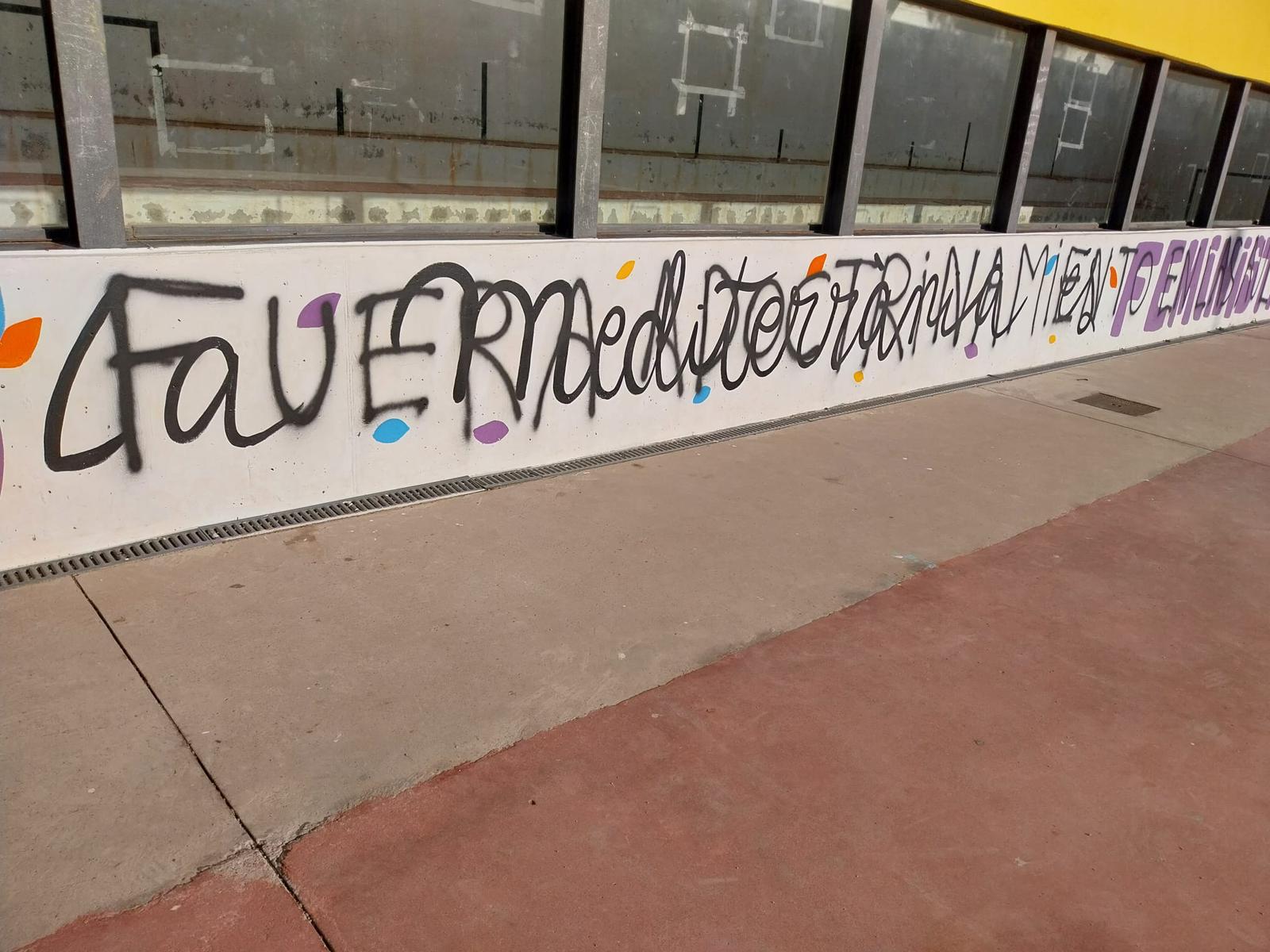 El mural feminista de La Mediterrànea sufre una nueva pintada.