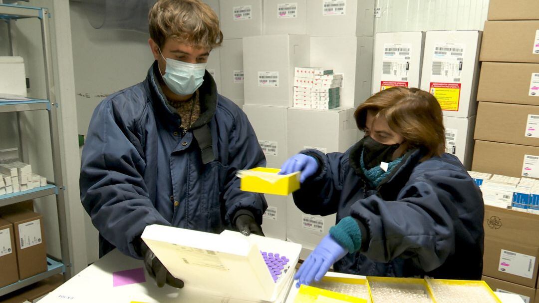 Técnicos de Salud Pública preparan las dosis de la vacuna anti-COVID