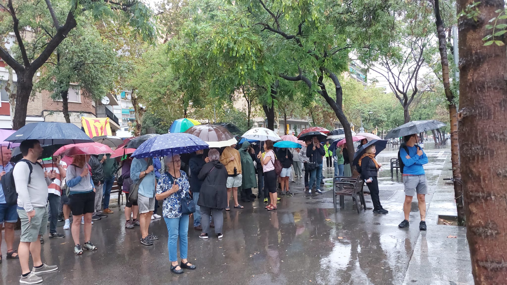 Concentració davant de la comissaria de La Verneda, a Barcelona, per donar suport als quatre detinguts