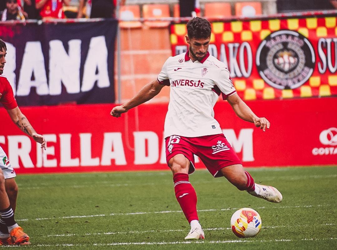 Óscar Gil ante el Nástic