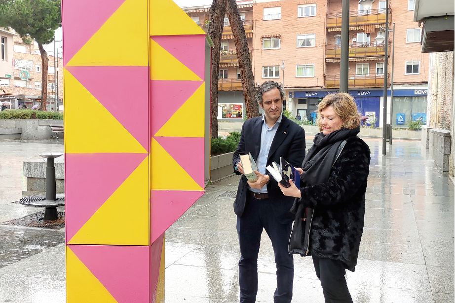 Alcobendas convierte antiguos buzones y cabinas en pequeñas bibliotecas urbanas