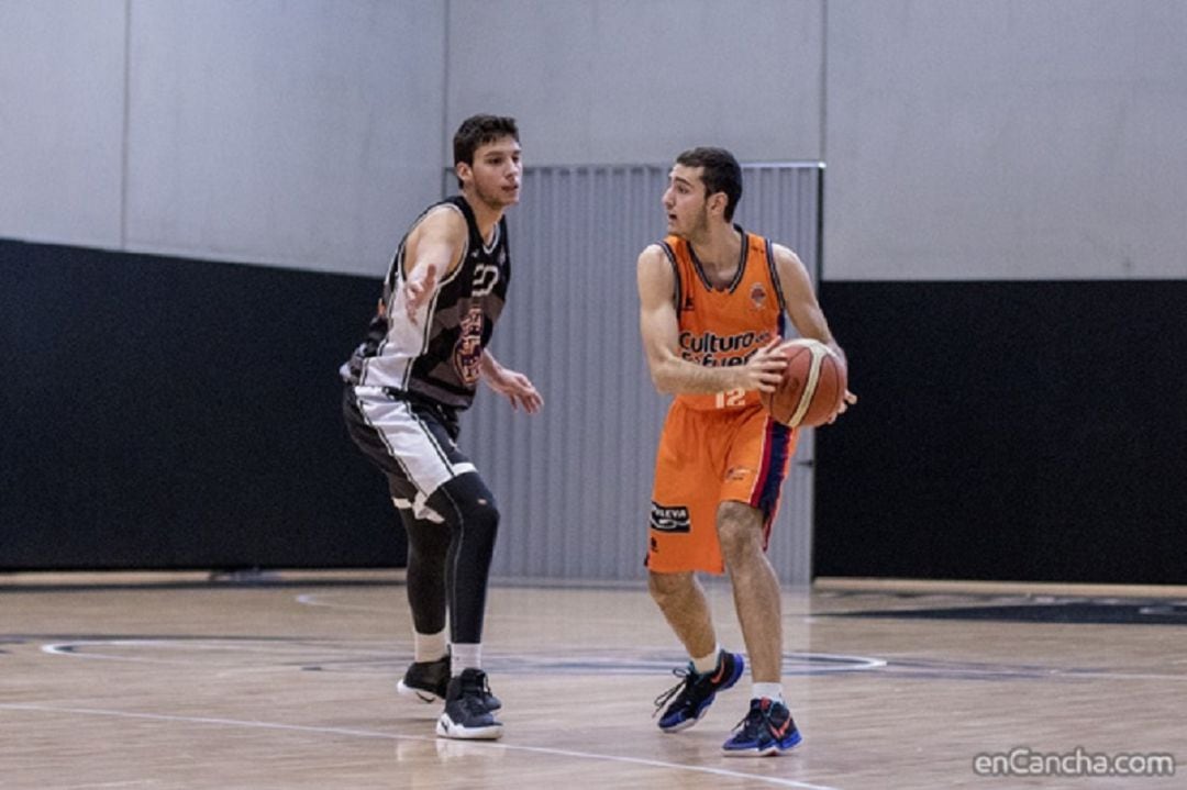 El nuevo jugador del Destino Palencia Baloncesto con la camiseta del Valencia de liga EBA