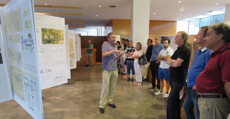 Un moment de la presentació de l'exposició sobre J.A. Coderch al Col.legi d'Arquitectes de Lleida.