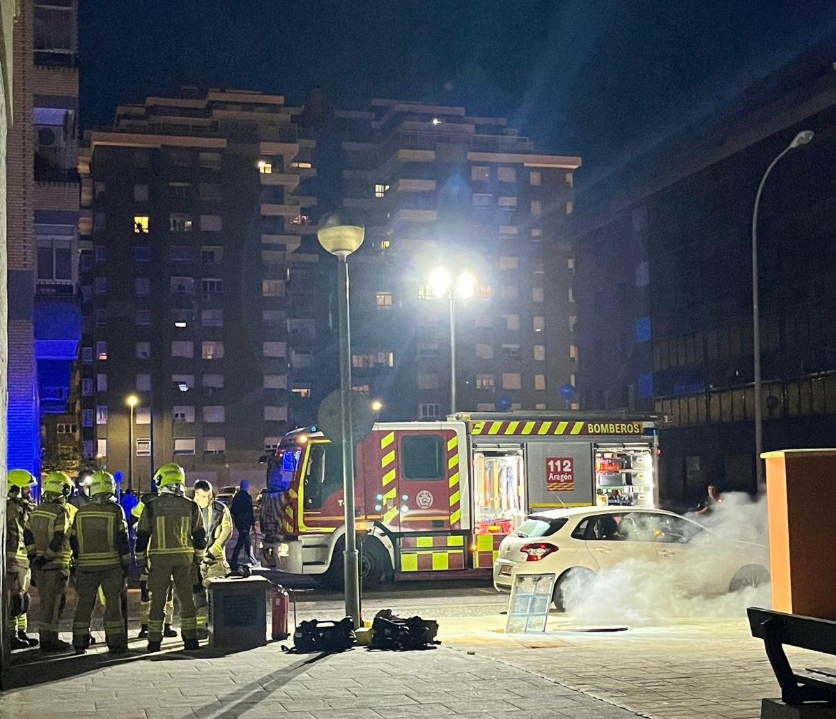 Los bomberos junto al humo que salía del transformador soterrado incendiado