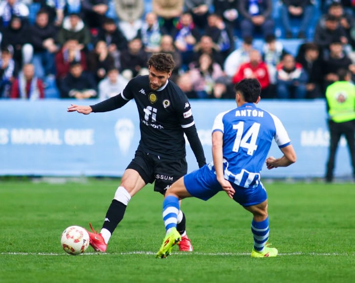 Samu Vázquez, jugador del Hércules, en El Collao