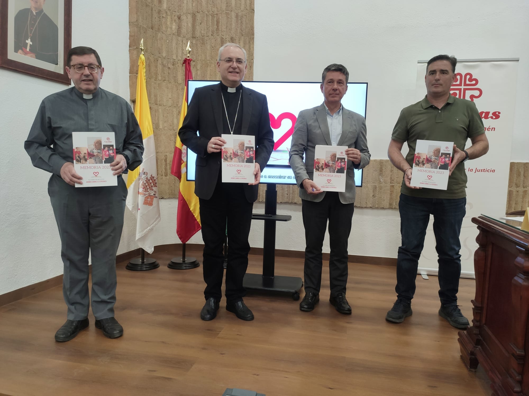 Juan Raya, vicario de caridad y delegado de Cáritas; Sebastián Chico, Obispo de Jaén; Rafael Ramos, director de Cáritas; y Diego Jiménez, secretario general de Cáritas durante una rueda de prensa.