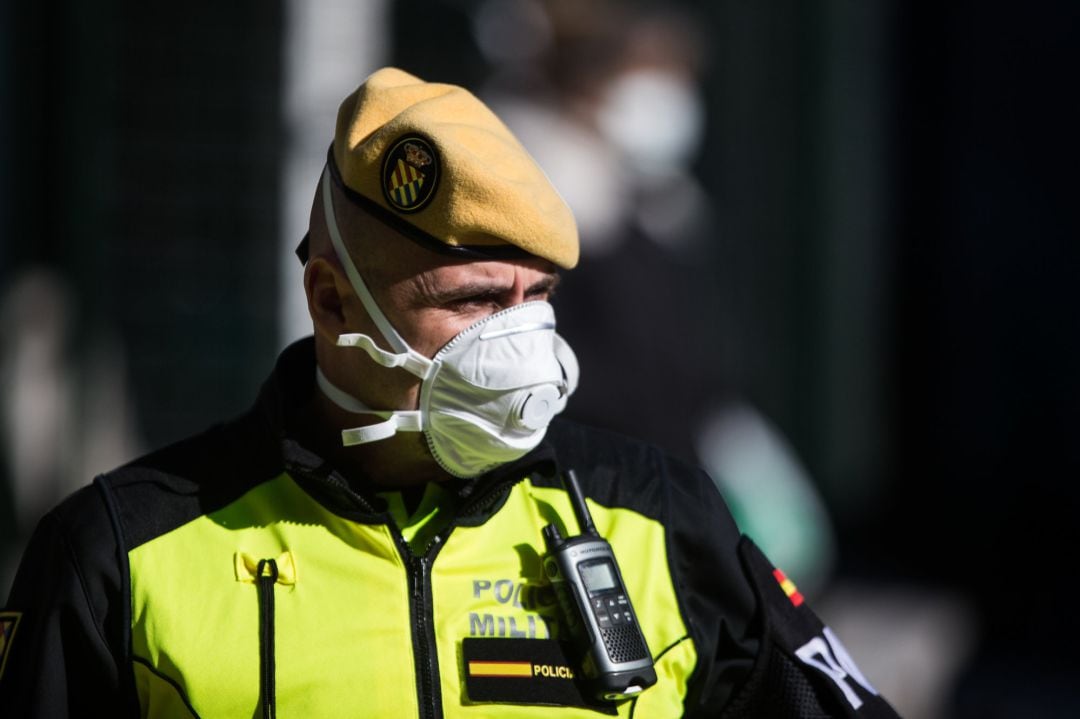 Un militar de la UME en las inmediaciones de Urgencias del Hospital Gregorio Marañón