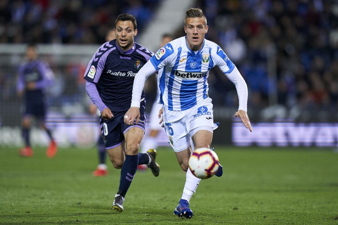 Rodrigo Tarin (CD Leganes) y Oscar Plano (Real Valladolid CF) persiguen un balón durante el partido de la pasada temporada en Butarque