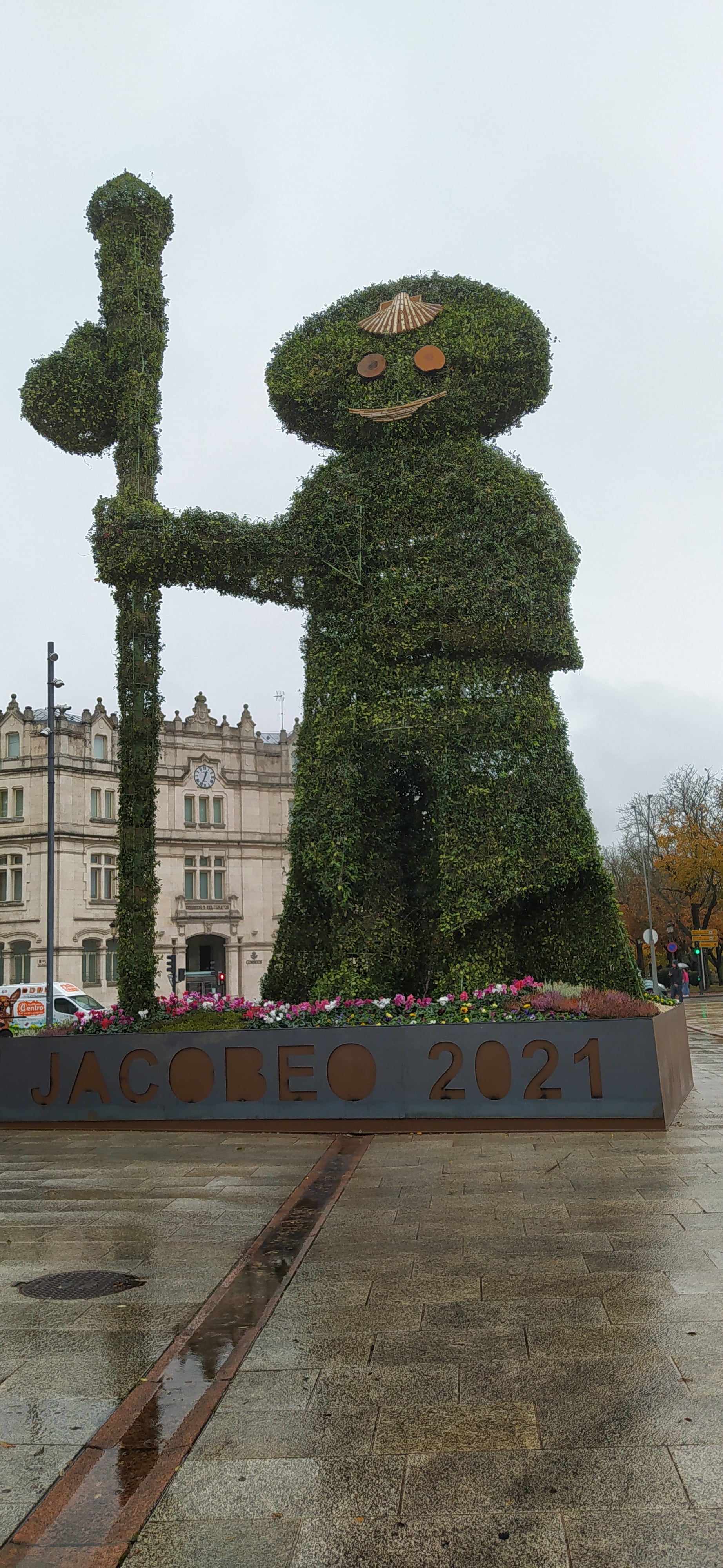 El peregrino floral permanecerá en el paseo de Atapuerca hasta el 31 de diciembre tal y como se acordó.