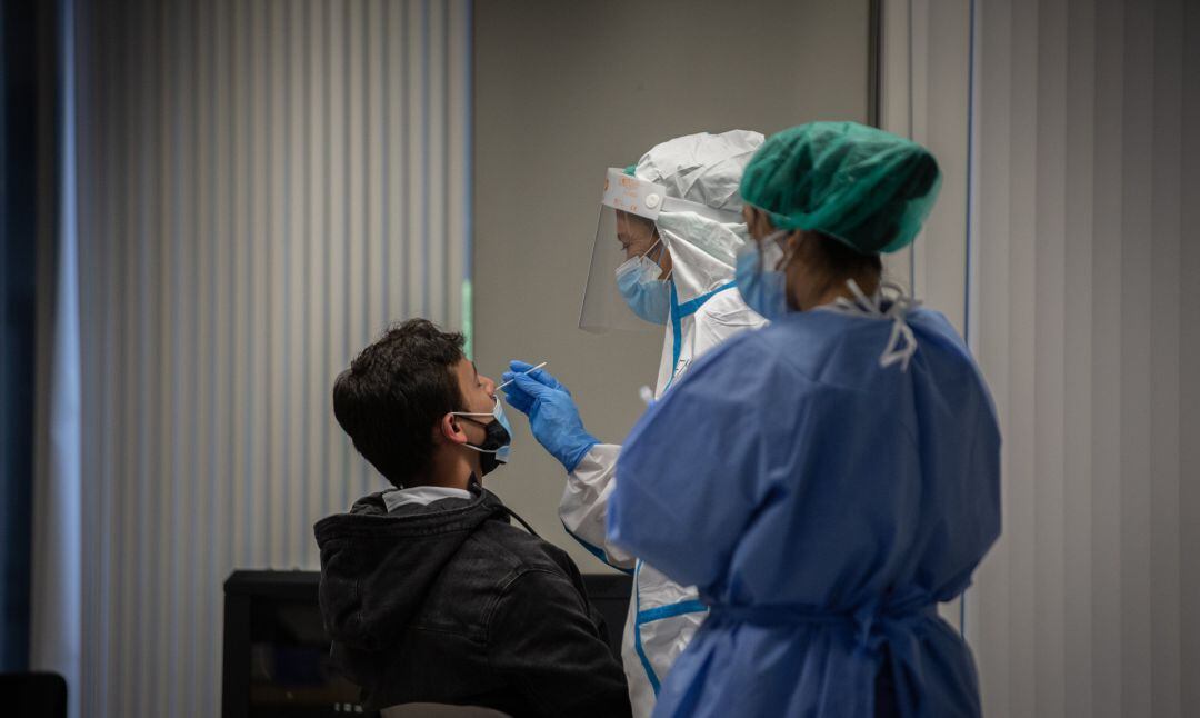 Un hombre recibe una prueba PCR en una imagen de archivo.