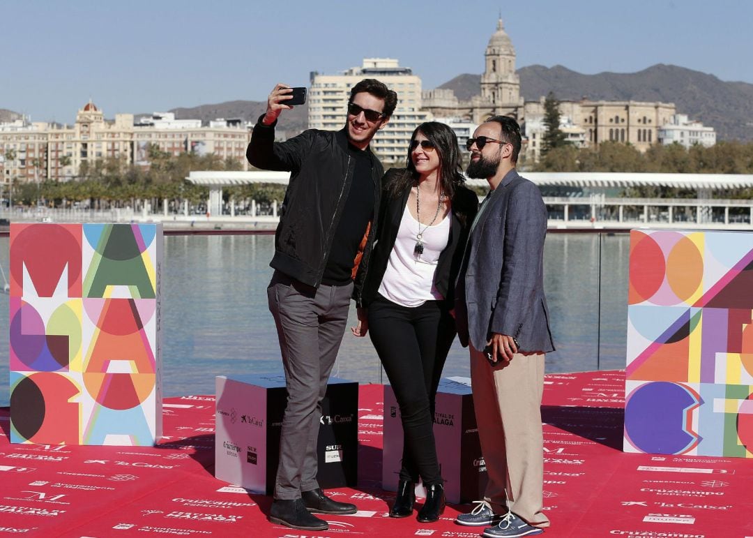 El director Arturo Castro (d), posa en el Muelle 1 de Málaga, con los productores, Mauro Guevara y Victoria Aizenstat, durante la presentación de sú película "Aire" en la Sección Oficial a concurso del 22 Festival de Cine Español de Málaga