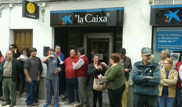 Un momento de la protesta esta mañana ante el banco que iba a desahuciar a una familia de Arriate