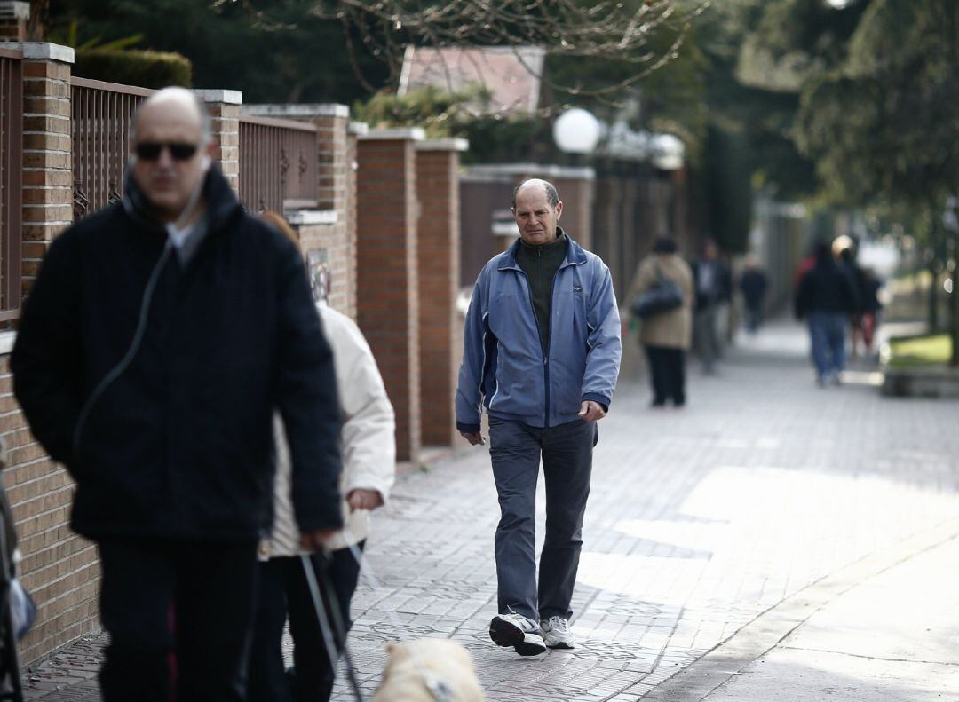 Gente paseando, paseo, jubilado, jubilación, caminando