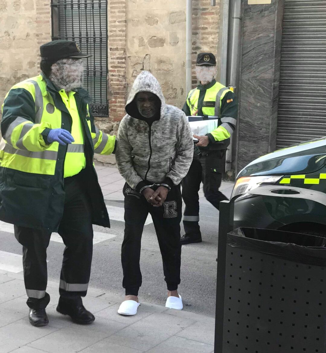 El detenido llegaba por la mañana a los juzgados de Villacarrillo custodiado por la Guardia Civil