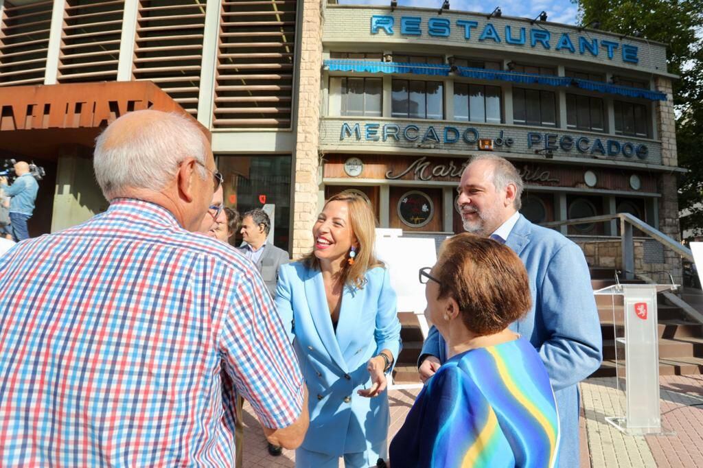 La alcaldesa de Zaragoza, Natalia Chueca, con vecinos del barrio de Delicias / Daniel Marcos