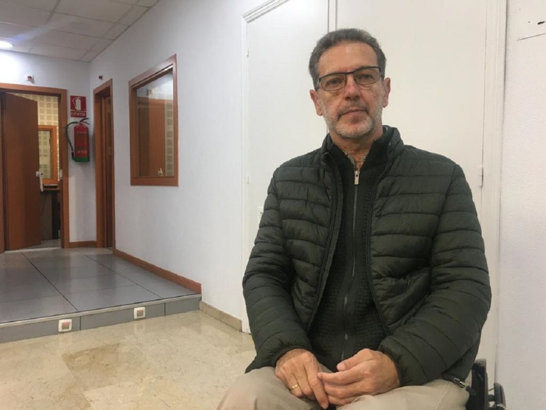 Manuel Castaño, víctima del atraco al Banco de Santander de 1996, en los estudios de Radio Córdoba Cadena SER