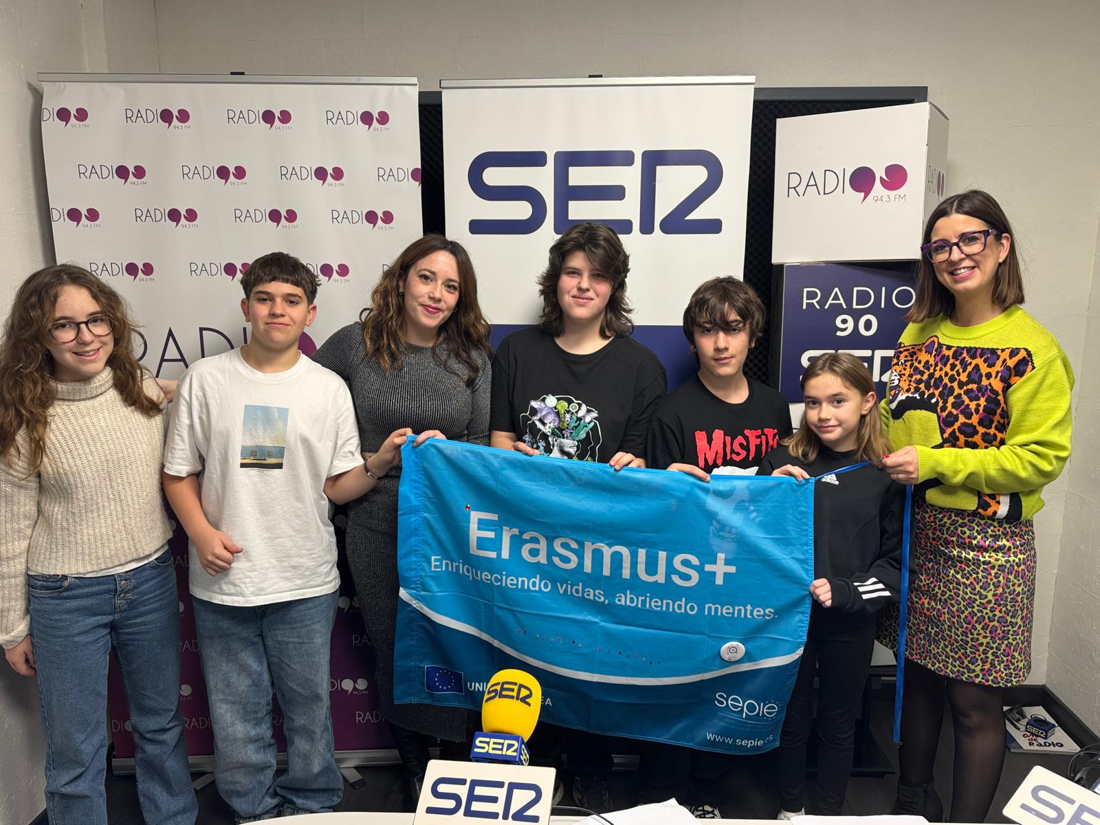 Alumnos del IES Jorge Manrique con las profesoras de inglés Carmen Tébar e Inma Jiménez