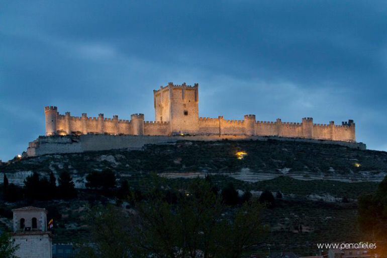 Castillo de la localidad iluminado en el atardecer