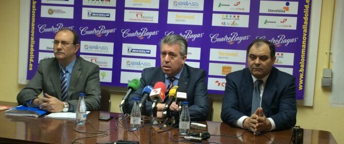 Óscar Simón y su junta directiva en el momento de anunciar la solicitud del concurso de acreedores.