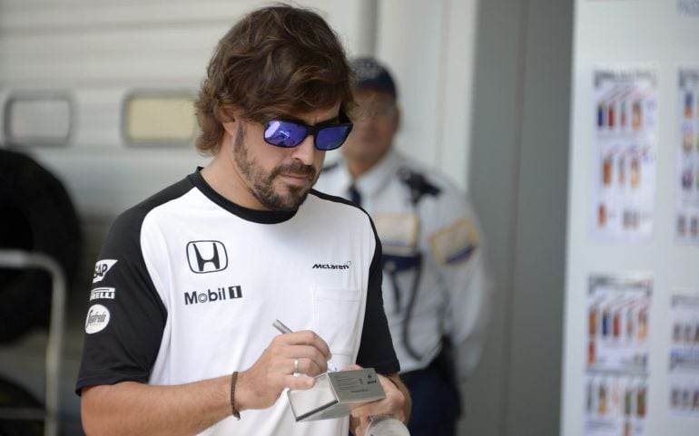 Fernando Alonso firma autógrafos durante la sesión clasificatoria del G.P. de Suzuka.