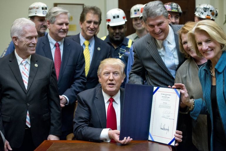 Donald J. Trump firma la Resolución H.J. 38, desaprobando la Regla de Protección de Flujo,firmada el último mes de la administración Obama, que se ocupa de los impactos de las operaciones de minería de carbón en las aguas superficiales, las aguas subterrá