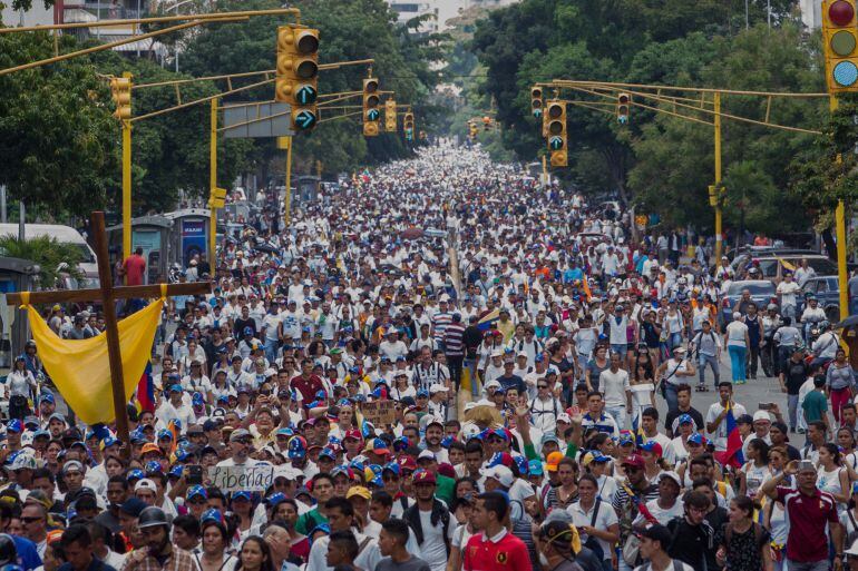 Imagen de una de las multiples manifestaciones que llevan produciendose en Venezuela desde hace tres semanas, que piden convocatoria de elecciones.