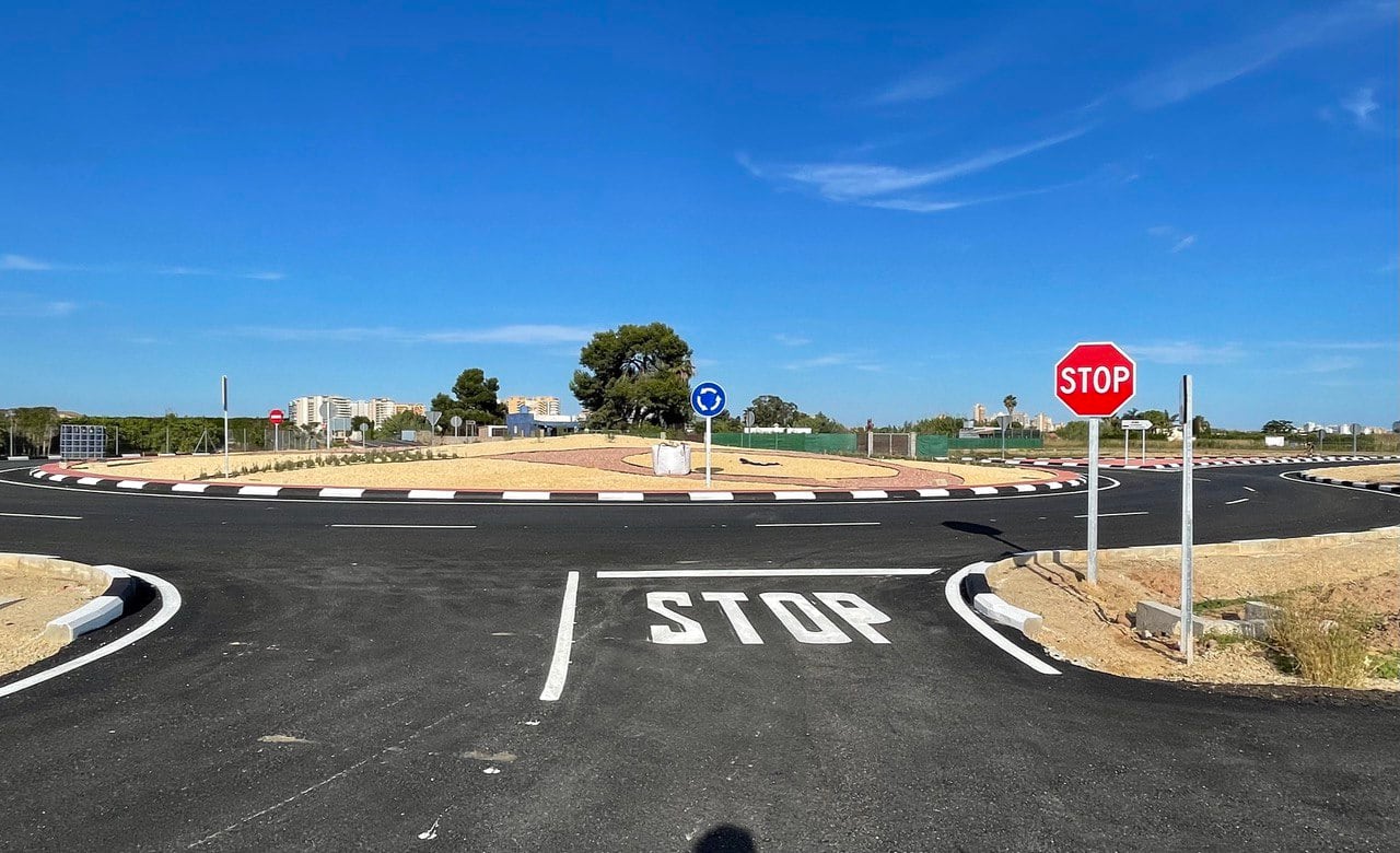 Nueva rotonda de acceso a la playa La Goleta de Tavernes de la Valldigna.