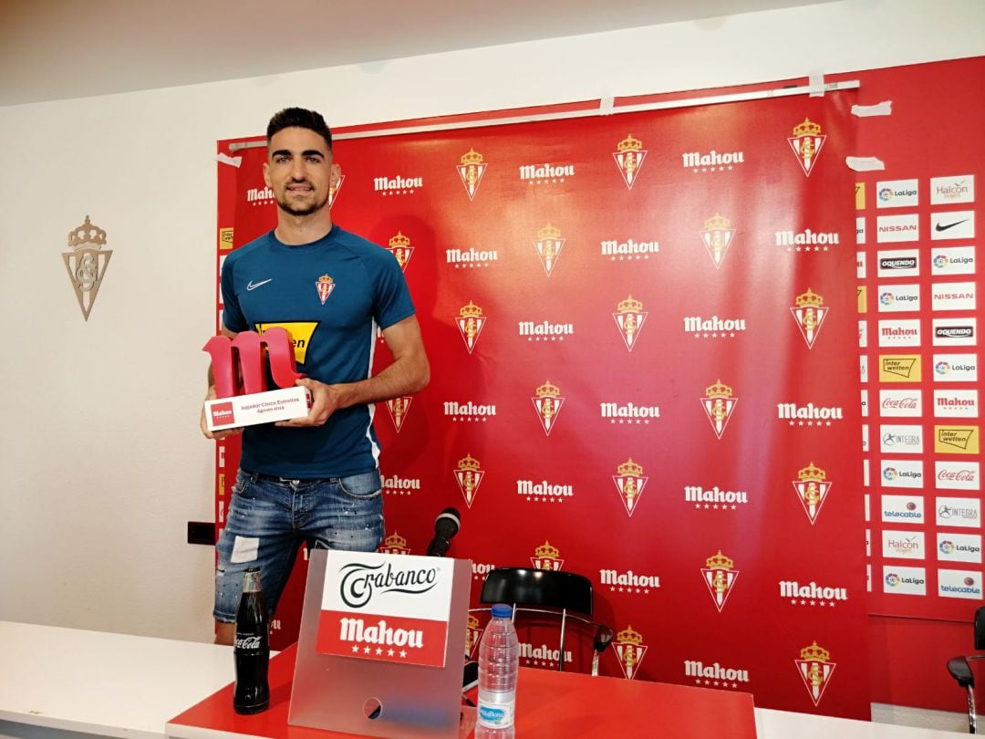 Borja López recoge el premio Mahou