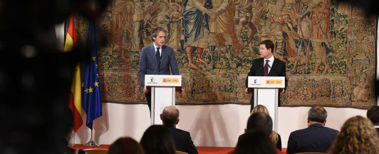 El ministro Íñigo de la Serna (izq.) y el presidente de Castilla-La Mancha, Emiliano García Page (dcha.)