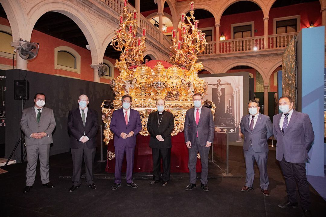 De izquierda a derecha ante el paso del Cristo de la Sed, el delegado municipal de Fiestas Mayores, Juan Carlos Cabrera; el presidente del Consejo de Cofradías, Francisco Vélez; el presidente de la Fundación Cajasol, Antonio Pulido; el arzobispo de Sevilla, Juan José Asenjo; el alcalde, Juan Espadas; el hermano mayor de la Sed, José Cataluña; y el delegado del Gobierno de la Junta en Sevilla, Ricardo Sánchez